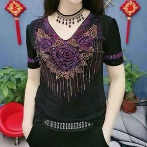 Женская летняя футболка с V-образным вырезом и блестками - Product Image 3