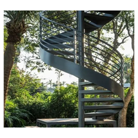 Escalier extérieur courbé avec structure en aluminium, marches en teck, revêtement de qualité marine, construction résistante aux intempéries