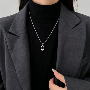 Collar con Colgante Ovalado Irregular Minimalista de Acero Inoxidable para Mujer, Cadena Plateada - Product Image 2