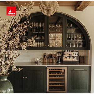 خزانة بار نبيذ خشبية صلبة مقوسة مخصصة من Alland بتصميم مضلع مع أرفف زجاجية، أثاث بار منزلي فاخر للمطبخ - Product Image 4