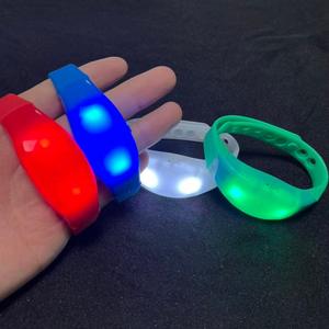 Bracelet lumineux en silicone Fire Wolf 0139, bracelet clignotant pour concert, accessoire de soutien pour événement, bracelet changeant de couleur - Product Image 4
