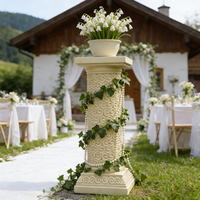 Socle en résine à motif de défilement - Finition effet pierre crème, support colonne orné pour présentoirs de jardin et de patio de style méditerranéen