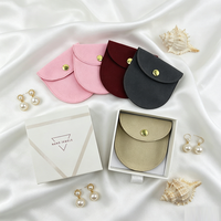 Pochette de rangement pliable en velours personnalisée Luda 9x9cm, avec logo imprimé sur mesure, en microfibre suédée, pour présentation de colliers