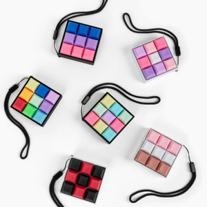 Llavero Antiestrés de Plástico con Teclado de 9 Teclas, Ligero y Colorido, Juguete para Aliviar el Estrés, Regalo para Gamers - Product Image 1