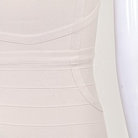 Robe moulante mini à découpes croisées et col en V pour femme, idéale pour les soirées d'été, les cocktails et les sorties en boîte de nuit, couleur nude
