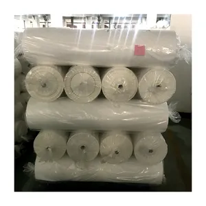 ขายส่งจีนผู้ผลิตที่มีคุณภาพสูง100โพลีเอสเตอร์ทอสีขาวผ้าฟอกขาวในม้วนสำหรับสิ่งทอที่บ้าน