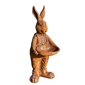 Statue de jardin en forme de lapin avec oiseau dans une baignoire, moulée à la main, finition rouille, figurine animale personnalisée faite à la main - Product Image 1