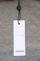 Étiquettes de balançoire gaufrées écologiques personnalisées en gros étiquettes volantes en papier à œillet en métal coloré pour chaussures vêtements