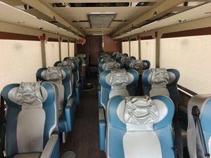 Autobús de Lujo de 19 Plazas Usado XMQ5186 Equipado con Baño, Vehículo de Transporte de Pasajeros Confortable - Product Image 2