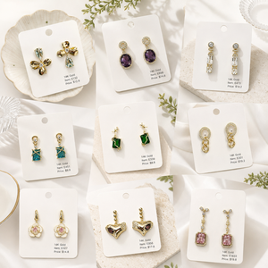 Boucles d'oreilles en gros, plaquées or 14 carats, motif floral, pendantes et à clous, tendance - Product Image 3