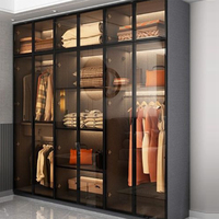 Armoire de luxe légère avec portes coulissantes en verre, meuble de chambre à coucher au design moderne, penderie coulissante avec portes vitrées