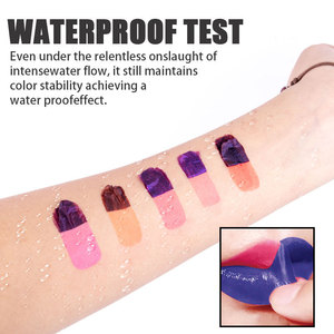 Vente en gros de gloss à lèvres scintillant imperméable longue durée en 5 couleurs, hydratant naturel, non-collant, effet repulpant pour les lèvres - Product Image 5