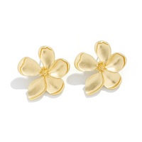 Anting Tusuk Trendy Berlapis Emas 18K dari Paduan Seng Gaya Prancis, Desain Minimalis Tidak Beraturan Bentuk Bunga Plumeria untuk Pesta
