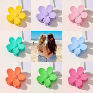 Pinza de Pelo Grande con Diseño Floral Hawaiano para Niñas, Pinza de Plástico Mate con Flor de Plumeria para Mujer - Product Image 6