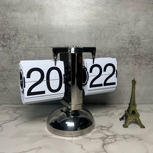 Horloge de table de salon de style européen minimaliste et rétro, avec un design unique à croix. - Product Image 4