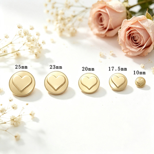 Boutons décoratifs en métal doré mat à motif cœur gaufré élégant, plusieurs tailles, pour manteau, bricolage et ornementation - Product Image 1