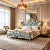 Lit double capitonné sur mesure, style rococo français, avec pieds sculptés et feuilles d'or, vert sauge, pour suite d'hôtel de luxe