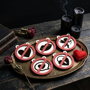 Ensemble d'ornements en bois « Sarcastic Love Sign » au design amusant, artisanat décoratif fait main pour la décoration intérieure anti-Valentine - Product Image 3