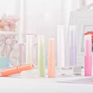 Vente en gros de tubes à lèvres vides en plastique de 4g, emballages personnalisés et colorés pour mini baumes à lèvres - Product Image 2