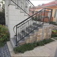 Systèmes de rampes et de garde-corps d'escalier en fer décoratifs modernes - Peignables et fabriqués sur mesure
