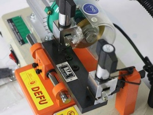 Machine à découper les clés manuelle professionnelle Defu 238BS avec coupeur externe, machine à copier les clés de voiture - Product Image 2