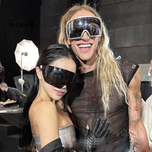 2024 logo personalizzato oversize futuristico Y2k scudo <span class=keywords><strong>occhiali</strong></span> <span class=keywords><strong>da</strong></span> <span class=keywords><strong>sole</strong></span> per gli uomini avvolgono ciclismo Hip hop retrò maschera di un pezzo <span class=keywords><strong>occhiali</strong></span> <span class=keywords><strong>da</strong></span> <span class=keywords><strong>sole</strong></span> - Product Image 1