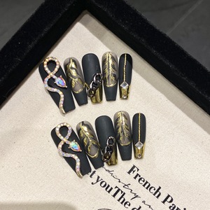 Nouveau produit lancé, café au lait caramel avec des couleurs contrastées, lignes scintillantes et brillantes, ongles luxueux faits à la main - Product Image 6
