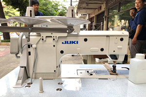 Nouvelle machine à coudre à point noué à double aiguille Juki LU-2860 à entraînement composé, à axe vertical, à grand crochet, équipée d'un <span class=keywords><strong>bras</strong></span> semi-long. - Product Image 4