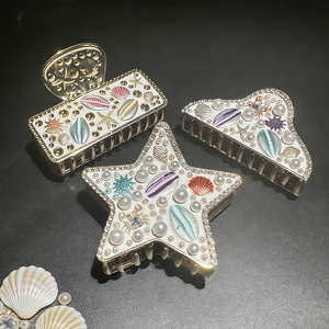 Pinza para el pelo estilo marino con perlas y pedrería, hecha a mano, con conchas, estrellas de mar, pentagramas y tiburones, decorativa para la parte trasera de la cabeza, ideal para la playa y estilo náutico. - Product Image 1