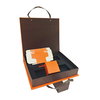 Boîte cadeau magnétique à fermeture à rabat de luxe haut de gamme personnalisée avec poignée et logo en laminage mat pour l'emballage cosmétique