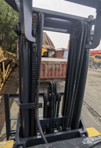 Chariot élévateur Komatsu FD30 d'occasion de qualité supérieure, 3 tonnes, diesel, avec déplaceur latéral et haute efficacité pour entrepôt, hauteur de levage 4,5 mètres - Product Image 6