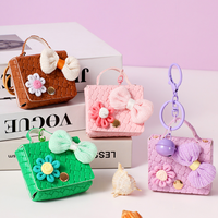 Nouveauté 2026 : Mini porte-monnaie en cuir PU tressé bohème avec porte-clés |   Charme de sac mignon avec nœud et fleur |   Cadeau de vacances et faveur de mariage