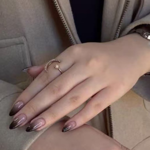 <span class=keywords><strong>Uñas</strong></span> Acrílicas Postizas Hechas a Mano, <span class=keywords><strong>Modernas</strong></span> y Minimalistas, Medianas, con Transición Limpia <span class=keywords><strong>de</strong></span> Color Nude a Negro Intenso - Product Image 1
