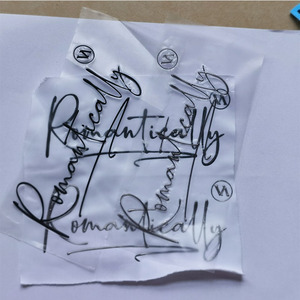 Sáng Bóng Bạc Đen Chữ Tùy Chỉnh Cao Su TPU Vật Liệu 3D Dập Nổi Truyền Nhiệt Nhãn Hàng May Mặc - Product Image 5