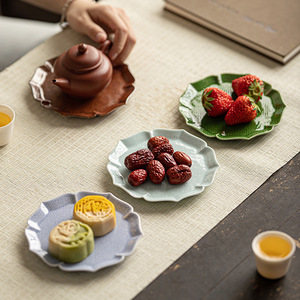 Assiette à fruits en céramique, forme de fleur, porcelaine, style simple, pour servir thé et en-cas - Product Image 3