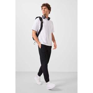 Pantalones Deportivos Negros para Hombre, Cintura Elástica, Corte Casual y Transpirable - Product Image 4