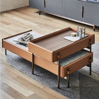 Table basse gigogne de luxe 2 pièces avec cadre en cuir beige, plateau en marbre et pieds en métal doré – Mobilier moderne pour salon