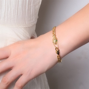 Pulsera de Cadena Cubana de Acero Inoxidable Chapada en Oro de 18k con Cabeza de Serpiente y Cristal de Piedra Verde Esmeralda al por Mayor - Product Image 4
