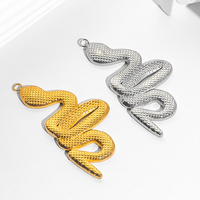 Pendentif serpent en acier inoxydable plaqué or 18 carats porte-bonheur collier à breloques serpent cobra pour la fabrication de bijoux