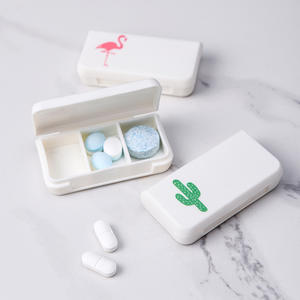 Mini boîte à pilules portable à 3 compartiments, étui de rangement pour médicaments de voyage avec couvercle à motif de dessin animé pour un usage quotidien - Product Image 4