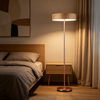 Lampe sur pied moderne à effet bois, finition or rose, avec base ronde en métal, design minimaliste pour salon