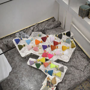 Mini pompon en polyester de 2 cm avec anneau doré et attache en fil doré, coloré, pour la décoration de rideaux et de vêtements DIY - Product Image 3