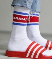 Chaussettes de sport personnalisées en coton rayé avec caractéristique antibactérienne Position du bas du logo Style sportif à la mode Chaussette personnalisée du fabricant