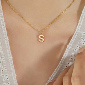 Collar de Gargantilla Chapado en Oro para Mujer, con Colgante de Letra con Diamantes de Acero Inoxidable - Product Image 1
