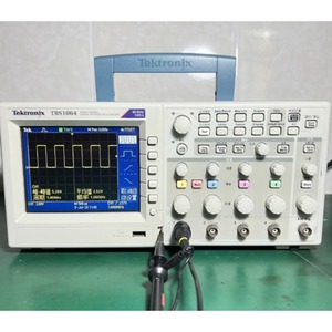 Osciloscopio Digital TBS1064 de 60MHz, 4 Canales, 1GSa/s, Ancho de Banda Amplio, Resolución de 8 Bits, Pantalla de 5.7 Pulgadas - Product Image 2