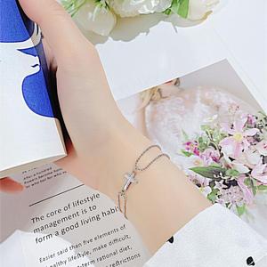 Pulsera de Acero Inoxidable 316L con Baño de Oro PVD de 18k, Diseño Minimalista y Moderno con Cruz de Madreperla para Mujer - Product Image 5