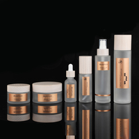 Ensemble de soins pour la peau en verre givré avec bouchon en bois, flacon compte-gouttes, flacon pulvérisateur et pot à crème – Emballage cosmétique