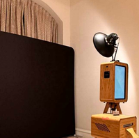 Photomaton Marshall Oak : avec pieds pliables et écran tactile - un produit, double fonctionnalité.