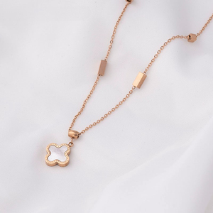 Nouveau Collier Pendentif Papillon Trèfle à Quatre Feuilles en Acier Inoxydable Plaqué Or PVD pour Femme, Vente en Gros - Product Image 4