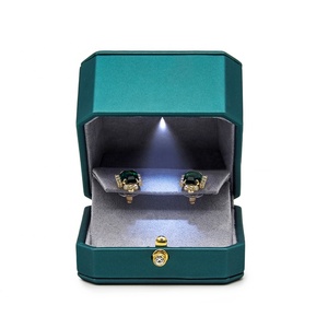Scatola Portagioie per Anello Verde Scuro in Similpelle con Luce LED Integrata e Bottone a Pressione con Pietra Incastonata - Product Image 3